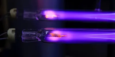 This image of glowing UV lamps illustrates the role of ultraviolet absorbance in HPLC peak purity analysis. PDA detectors measure spectral variations to determine whether a peak represents a single compound or contains coeluting impurities. Understanding how UV-based detection works is essential for accurate impurity profiling and method validation in chromatography.