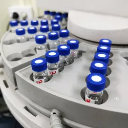 HPLC troubleshooting for purine peak issues, shown by autosampler vials used in reversed-phase liquid chromatography analysis.
