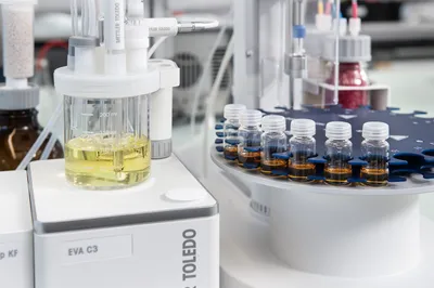 Laboratory setting with titrator