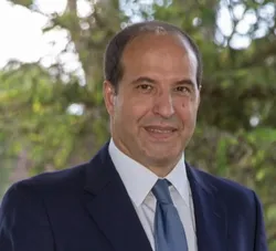 Carlos Bueno headshot
