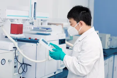 Laboratory technician troubleshooting blank solvent injection issues