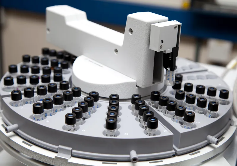 Gas chromatography system with sample vials for analysis